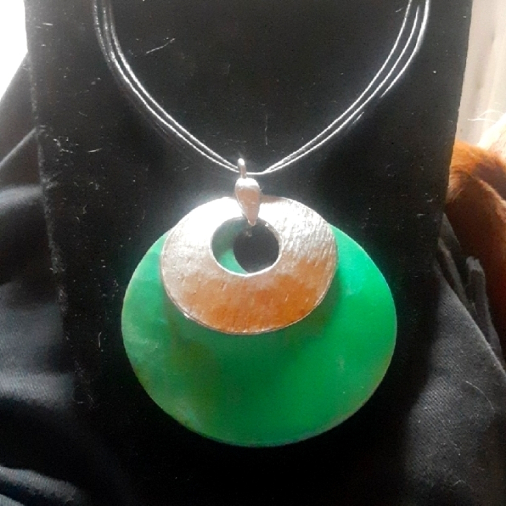 Elegant Green and Silver Pendant Necklace